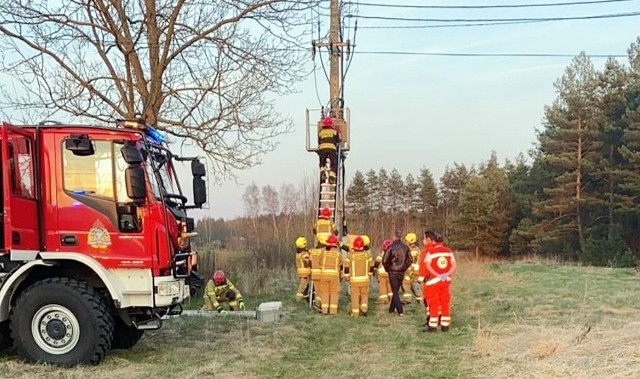 Chłopak wszedł na słup w Kocikowej. Jest ranny. Szczęściem nie zakończyło się to tragicznie.