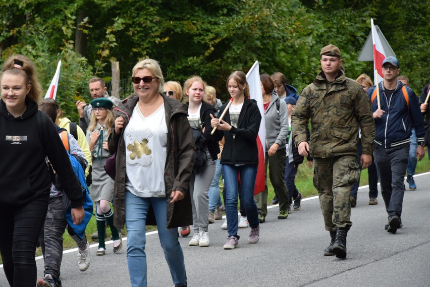 Przeszli śladami żołnierzy Hieronima Dekutowskiego. Kolejna edycja Rajdu im. Zapory. Zobacz zdjęcia