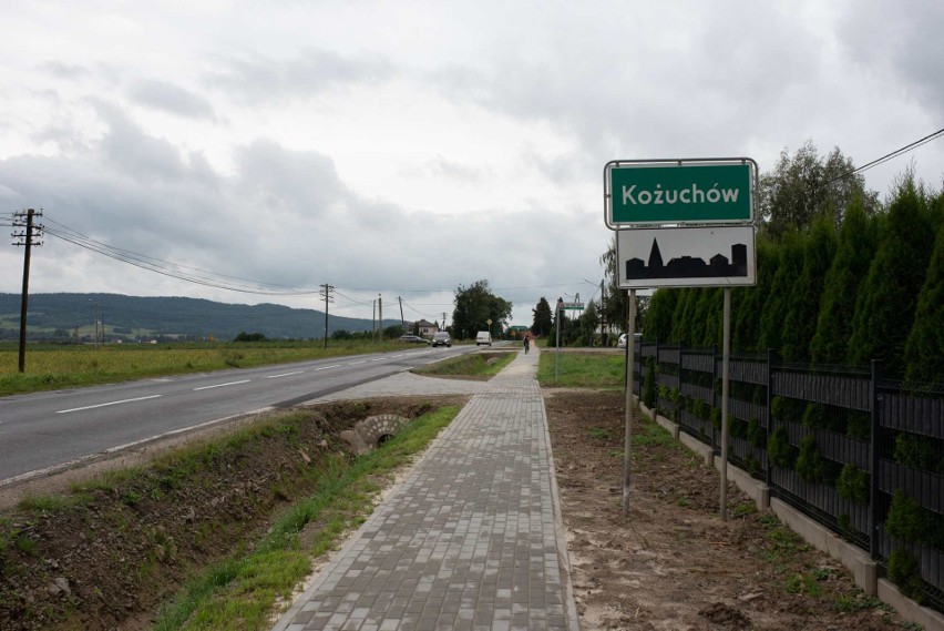 W gminie Wiśniowa koło Strzyżowa powstają chodniki przy drogach wojewódzkich [ZDJĘCIA, WIDEO]