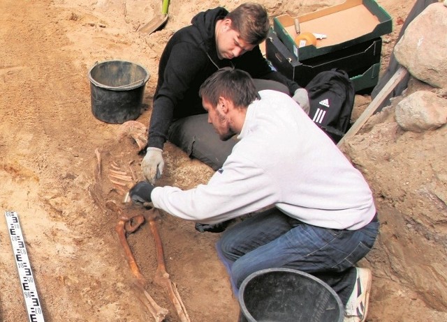Odkryty cmentarz powstał w połowie XIII w. Archeolodzy znaleźli szczątki najstarszych, pochowanych tu strzelczan.