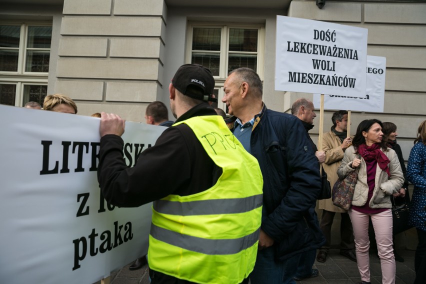 Protest na Placu Wszystkich Świętych