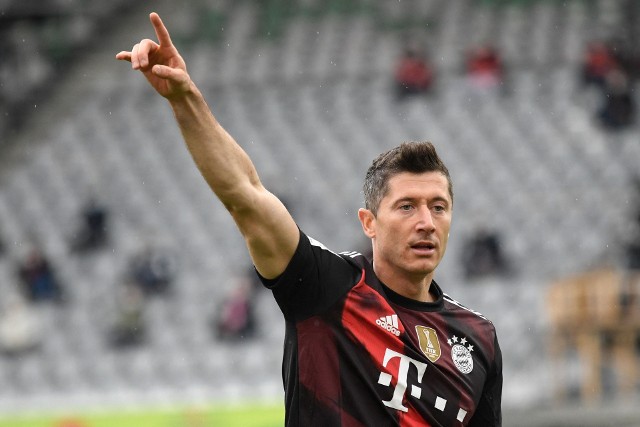 Robert Lewandowski pobił rekord legendarnego Gerda Muellera i został królem strzelców Bundesligi z wynikiem 41 bramek. Jak w tym sezonie radzili sobie inni Polacy za granicą? Sprawdziliśmy ich statystyki w ligach oraz pucharach (krajowych i międzynarodowych). Komu najbliżej do niesamowitych wyczynów Lewego? Uruchom i przeglądaj galerię klikając ikonę "NASTĘPNE >", strzałką w prawo na klawiaturze lub gestem na ekranie smartfonu