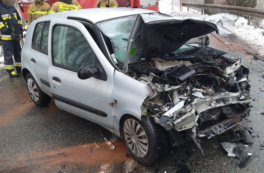 Wypadek w miejscowości Wymysły. Czołowe zderzenie. Dwie kobiety trafiły do szpitala