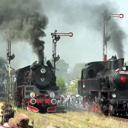 Niektóre parowozy są tak potężne (ważą ponad 170 ton!), że aby zawrócić, będą musiały jechać do Leszna, bo tam jest odpowiednio duża obrotnica!