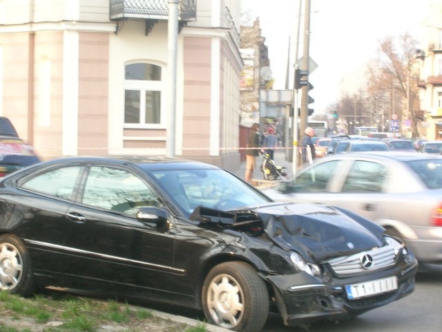 Podczas kraksy został poważnie uszkodzony ucierpiał samochód mercedes, samochód linkoln wyszedł z kolizji prawie bez szwanku .