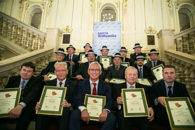 Ubiegłoroczni laureaci to wójtowie (w kapeluszach): Antoni Karlak (Jabłonka), Jan Wacławski (Stryszów), Lesław Blacha (Gołcza), Marek Jamborski (Kocmyrzów-Luborzyca), Marcin Kiwior (Skrzyszów), Jan Kulig (były wójt Łapanowa), Janusz Kwaśniak (Borzęcin), Marian Zalewski (Szczurowa), Tadeusz Wójtowicz (Wielka Wieś), Leszek Skowron (Korzenna), oraz burmistrzowie: Dariusz Reśko (Krynica-Zdrój), Wacław Ligęza (Bobowa), Zbigniew Mączka (Radłów), Stanisław Początek (były burmistrz Dąbrowy Tarnowskiej), Artur Kozioł (Wieliczka)