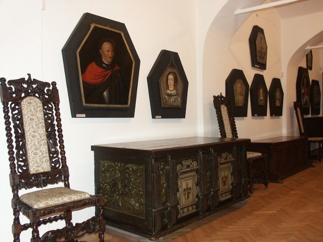 Patron muzeum Alf Kowalski zgromadził w założonej przez siebie placówce największą w kraju kolekcję portretów trumiennych, związanych z sarmackimi obrzędami pogrzebowymi.