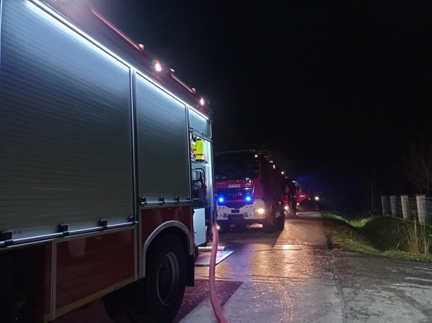W Skrzynce strażacy walczyli z pożarem stodoły
