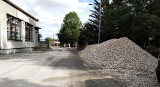 Trwa modernizacja drogi wewnętrznej oraz zatoki wzdłuż ulicy Republiki Partyzanckiej w Skalbmierzu. Co zostanie zrobione? Zobaczcie zdjęcia