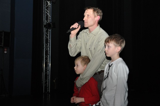 Jarosław Pietrzyk z synami Kajtkiem i Mikołajem na scenie kina "Wolność&#8221; w Szczecinku poruszył nie tylko sumienia.