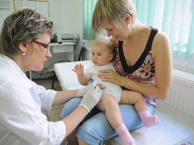 Pani Małgorzata z Kątów Opolskich pojawiła się w punkcie szczepień przy ul. Kościuszki w Opolu z 8-miesięczną córeczką. - Chcę mieć pewność, że zrobiłam wszystko, co tylko mogłam, aby Nadia była zdrowa - mówi kobieta.