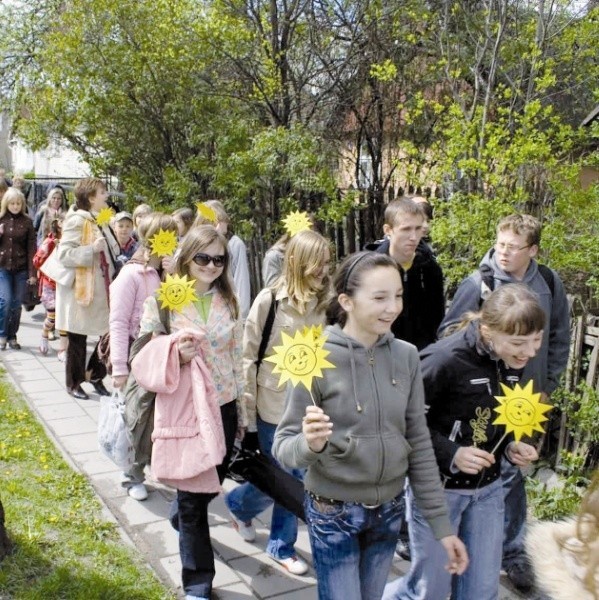 W kolorowym pochodzie młodości ulicami Sokółki przeszło ponad 150 osób. Wśród młodych byli też tacy, którzy czują się młodo pomimo swego oficjalnego wieku.