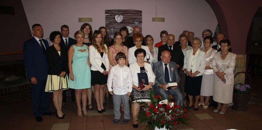 Wspólne zdjęcie jubilatów z rodziną i urzędnikami