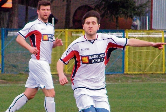 Piotr Gardynik (na pierwszym planie) zdobył dla Neptuna Końskie zwycięskiego gola w meczu z Klimontowianką Klimontów.                        
