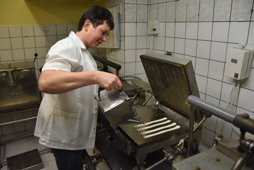 Opłatki robi się z mąki i wody. Jedno z drugim należy dobrze...