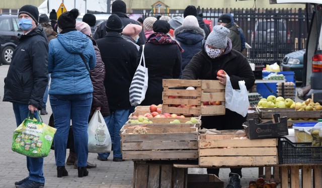 Mimo mroźnej pogody w sobotni ranek, 9 stycznia na miejskim targu w Szydłowcu było sporo handlujących i kupujących. Jakie były ceny warzyw i owoc&oacute;w? ZOBACZ KOLEJNE ZDJĘCIA&gt;&gt;&gt;