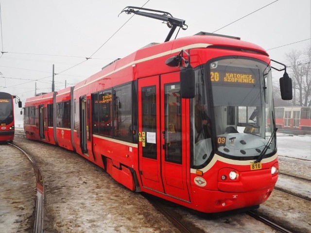 Pierwszy zmodernizowany Karlik na śląskich torach. Obsługuję linię nr 20 z Szopienic do Chorzowa Batorego.Zobacz kolejne zdjęcia. Przesuwaj zdjęcia w prawo - naciśnij strzałkę lub przycisk NASTĘPNE