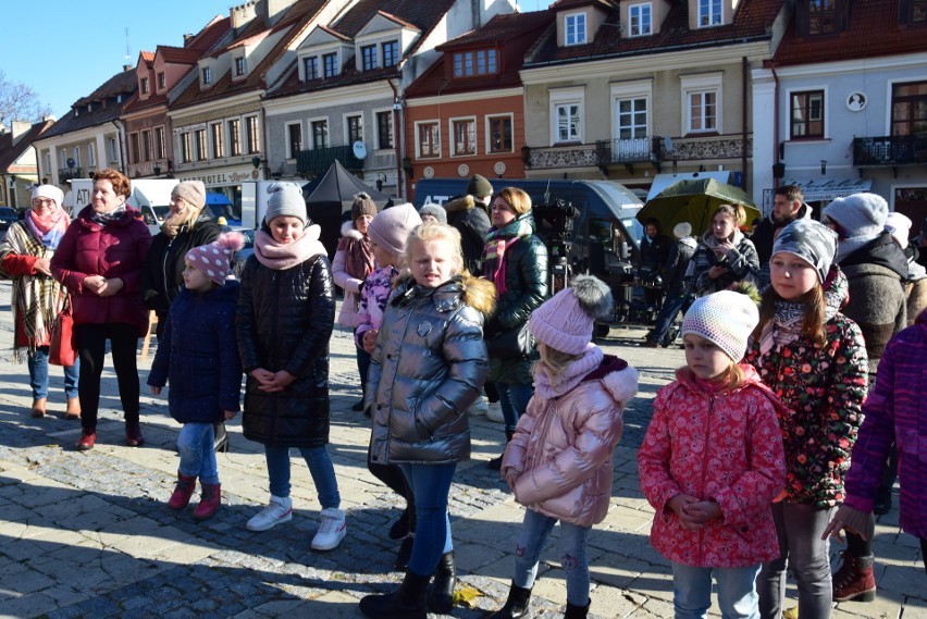 Trzeci dzień na planie serialu "Ojciec Mateusz" w Sandomierzu. W akcji młodzi statyści. Skąd przyjechali? Zobaczcie zdjęcia