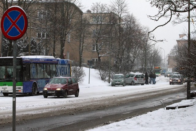 Na ul. Waryńskiego autobus uderzył w pięć samochodów.