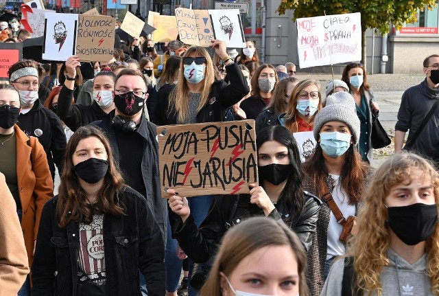 Niezwykle dosadne, czasem wulgarne, a często po prostu zabawne - takie hasła niosą ze sobą uczestnicy Protestów Kobiet organizowanych w naszych miastach. W naszej galerii zebraliśmy te, które pojawiają się najczęściej. Niezależnie od zdania w temacie zasadności protestów, trzeba przyznać, że pomysłowości organizatorom nie brakuje.Na kolejnych slajdach zobaczcie transparenty niesione przez ulice świętokrzyskich miast