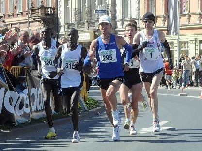 Do 39. kilometra bieg prowadziła sześcioosobowa grupa. Potem Mathew Kibowen-Kosgei (drugi od lewej) zdecydowanie przyspieszył i samotnie minął linię mety.