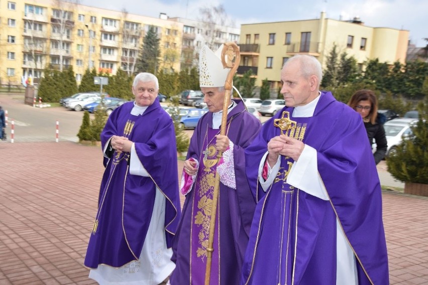 Ksiądz biskup Marian Florczyk (w środku) oraz księża Jan...