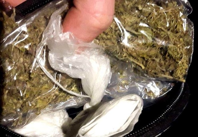 W aucie 29-latka policjanci znaleźli łącznie prawie 65 gramów marihuany oraz amfetaminy.