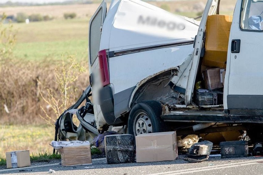 Koszmarny wypadek auta dostawczego firmy kurierskiej pod...