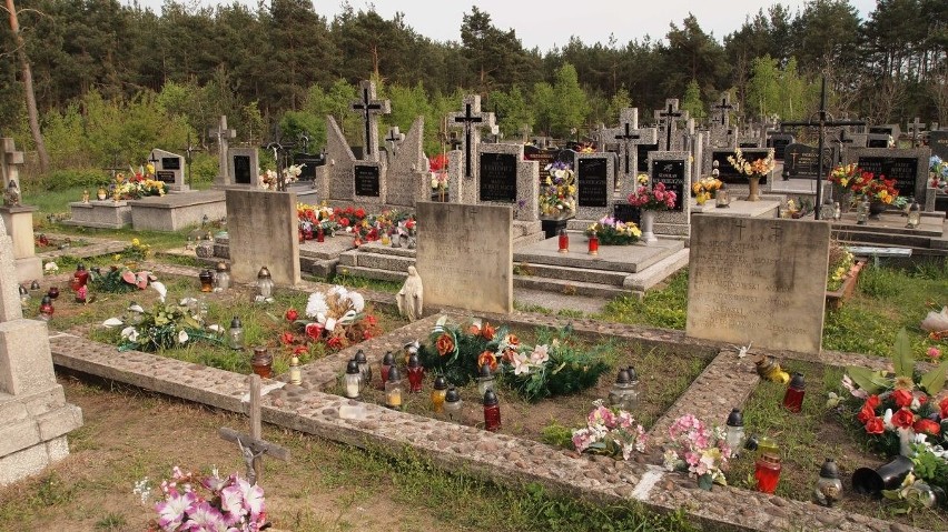 Najstarszym cmentarzem w gminie jest cmentarz parafialny w...