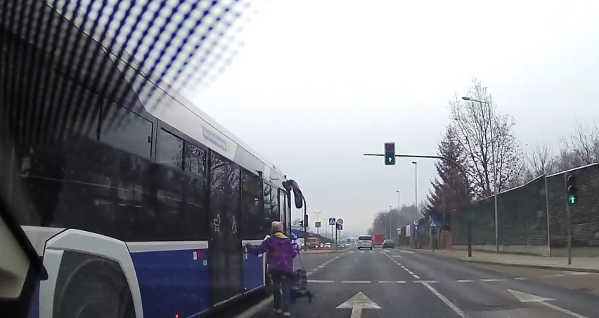Pasażerka MPK w Krakowie próbowała wsiąść do... ruszającego...