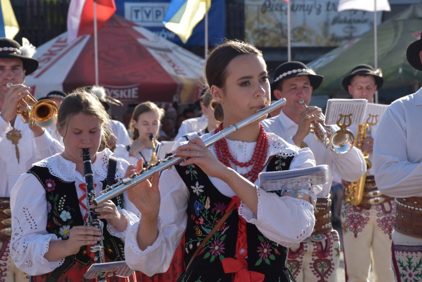 Muzycy koncertowali i paradowali na placu Konstytucji 3-Maja...