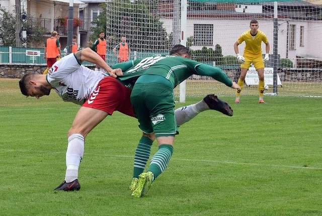 Piłkarze Wisłoki (nz. zielone koszulki) przez pięć meczów z rzędu nie potrafili wygrać. Złą serię przerwali zwycięstwem nad Lublinianką.