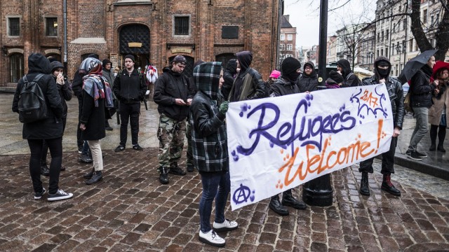 Sobota przebiegała w Toruniu pod znakiem protestów. W samo południe pod pomnikiem Mikołaja Kopernika zorganizowano pikietę antyrasistowską, dwie godziny później, w tym samym miejscu, pojawili się członkowie i sympatycy KOD.