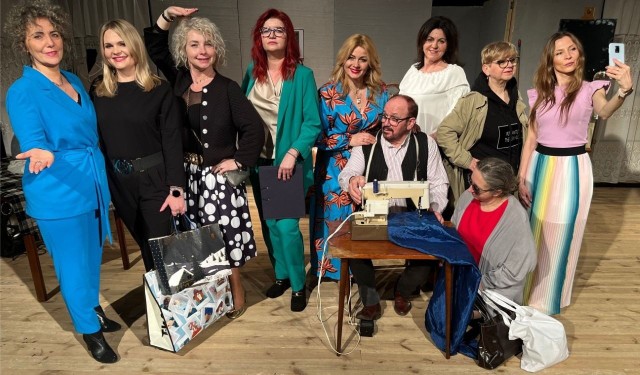 Aktorzy Grupy Teatralnej Proscenium II w spektaklu „Być kobietą to nie grzech” na deskach Domu Kultury we Włoszczowie.