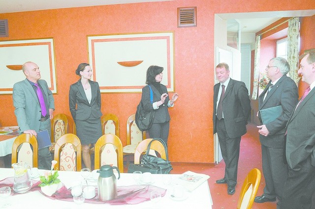 Konsul Niemiec Peter Eck (drugi z prawej) spotkał się z przedsiębiorcami w hotelu &#8222;Piast&#8221;.