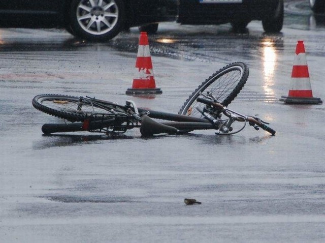 Na drodze krajowej nr 37 w Domasławicach pod Darłowem śmiertelnie potrącony został rowerzysta.