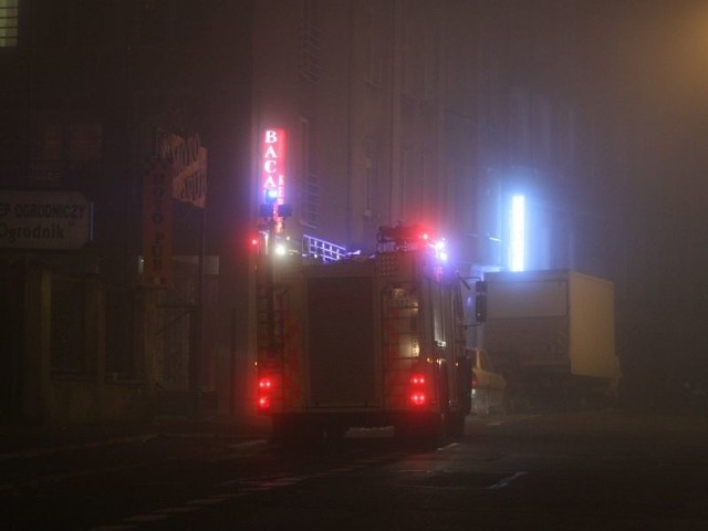 Przy ul. Garbary akcja strażaków trwała w niedzielę od 1.25 do 2.27