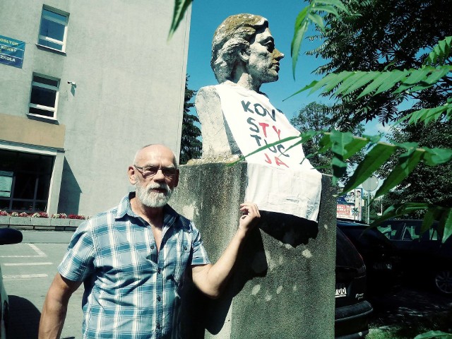 Pomnik Kościuszki „ubierał” we wtorek między innymi Ireneusz Czarnecki z Radomian dla Demokracji.