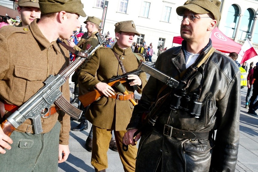 Radosna Parada Niepodległości przeszła przez Wrocław [ZDJĘCIA]