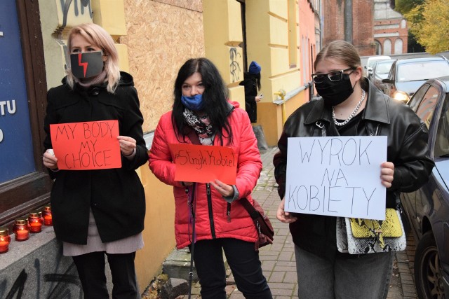 Grupa inowrocławianek przybyła pod biuro poselskie PiS przy ul. Kasztelańskiej. Panie przyniosły ze sobą transparenty. Pod biurem zapaliły znicze