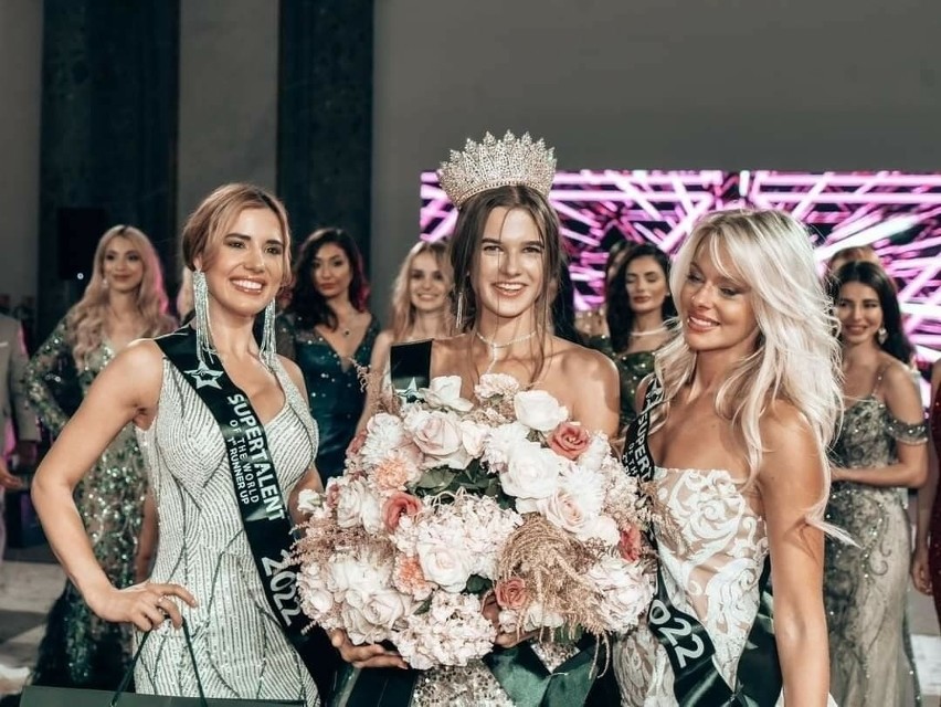 Weronika Nowak (w środku) otrzymała tytuł Miss Supertalent...