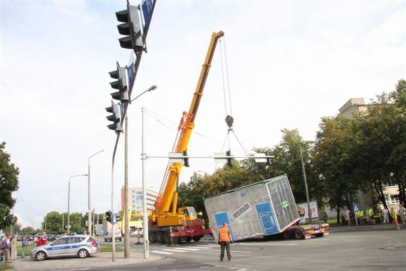 Opole - modul budowlany zsunąl sie z platformy