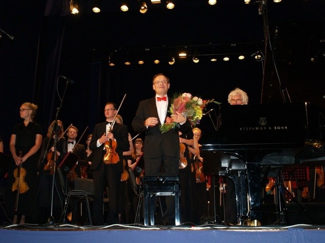 Artur Jarom dyrektor festiwalu dał popis gry na fortepianie podczas koncertu inauguracyjnego.