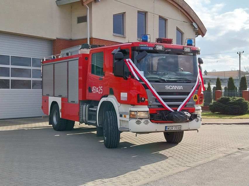 Nowy wóz strażacki dla Ochotniczej Straży Pożarnej z Kośmina w gminie Grójec. Zobacz zdjęcia z uroczystego przekazania