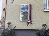 Odsłonięcie tablicy upamiętniającej polskich patriotów Irenę i Henryka Wieczorkiewiczów z Wolnego Miasta Gdańska