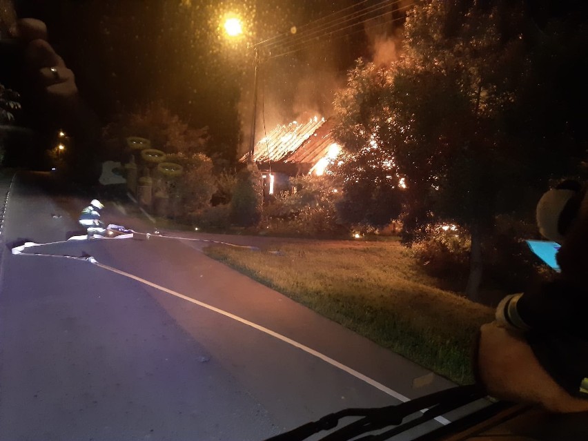 Nocny pożar domu w Witoldowie pod Koronowem. Ludzie stracili dach nad głową [zdjęcia]