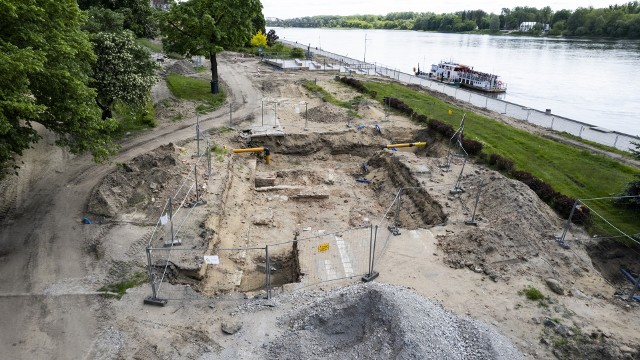 Prace budowlane na toruńskim bulwarze są wstrzymane tylko w miejscu między Koszarami Racławickimi i Bramą Klasztorną, gdzie mają się rozpocząć badania archeologiczne pozostałości kompleksu klasztoru św. Ducha.