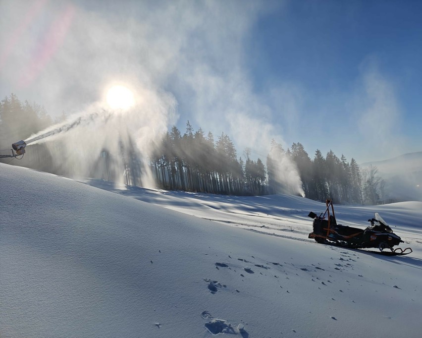 Śniegu w górach jest pod dostatkiem. Warunki zadowolą wybrednych narciarzy. Zapraszamy w ferie na polskie i czeskie stoki