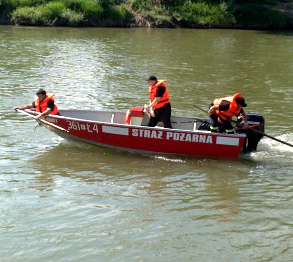 Strażacy wznowili poszukiwania ciała 23-latka.