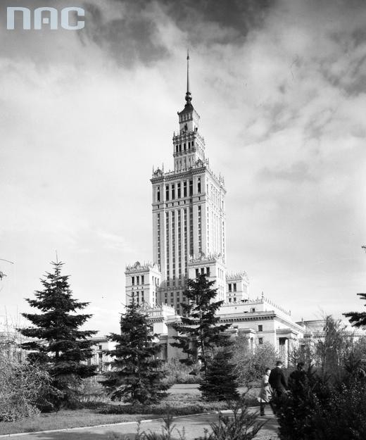 Widok Pałacu od strony ul. Świętokrzyskiej na początku lat 60 XX wieku.